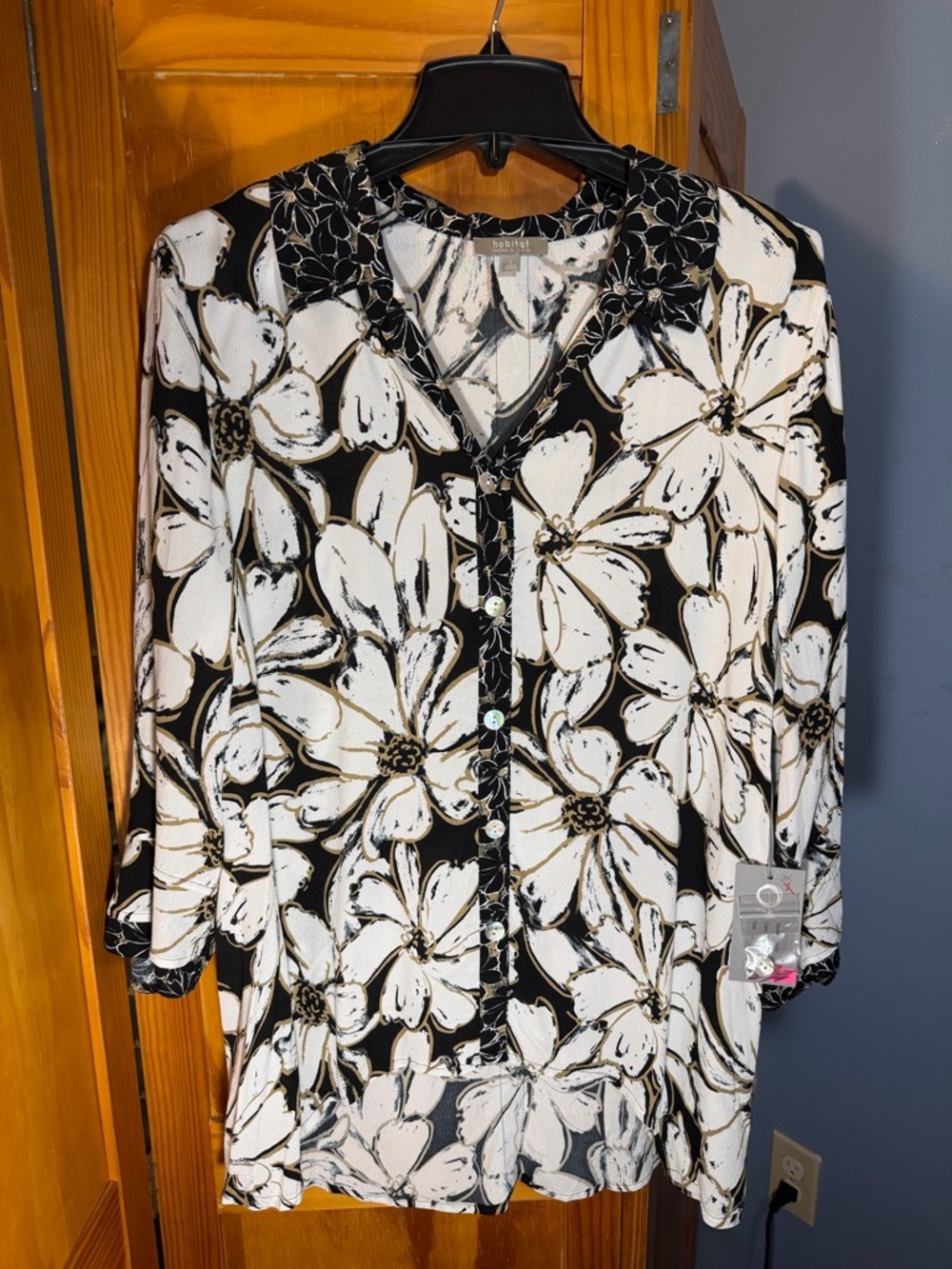 NWT Habitat Black, White and Tan Floral V-Neck w/ Collar Blouse | Size L